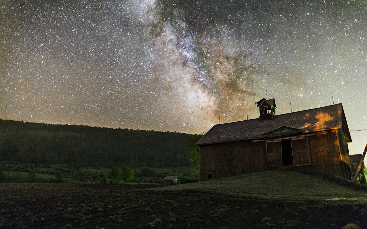 明亮银河繁星夜空空旷原野小屋大屏高清1440x900桌面壁纸