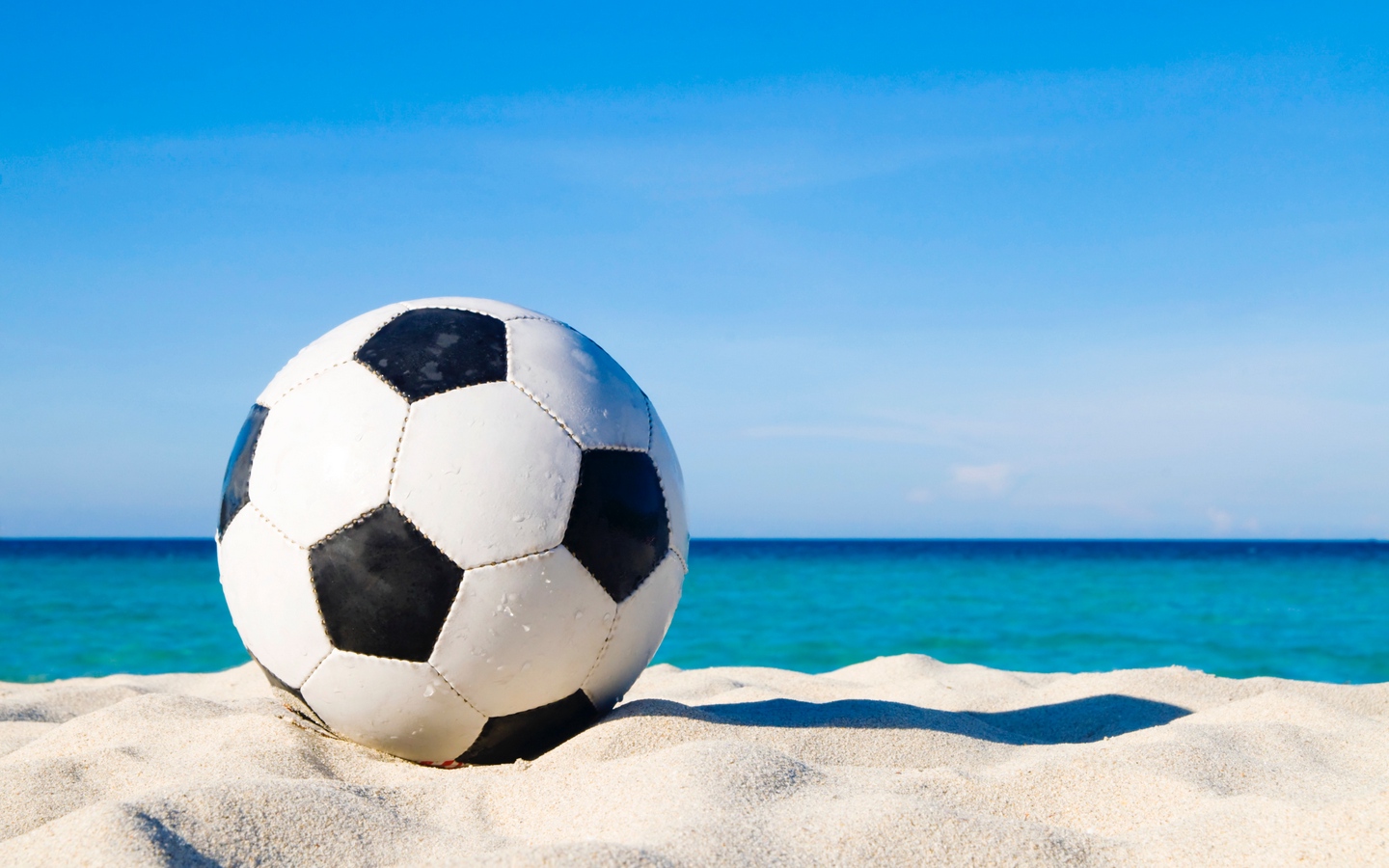 足球放在海边沙滩上上特写沙滩足球大屏高清1440x900桌面壁纸