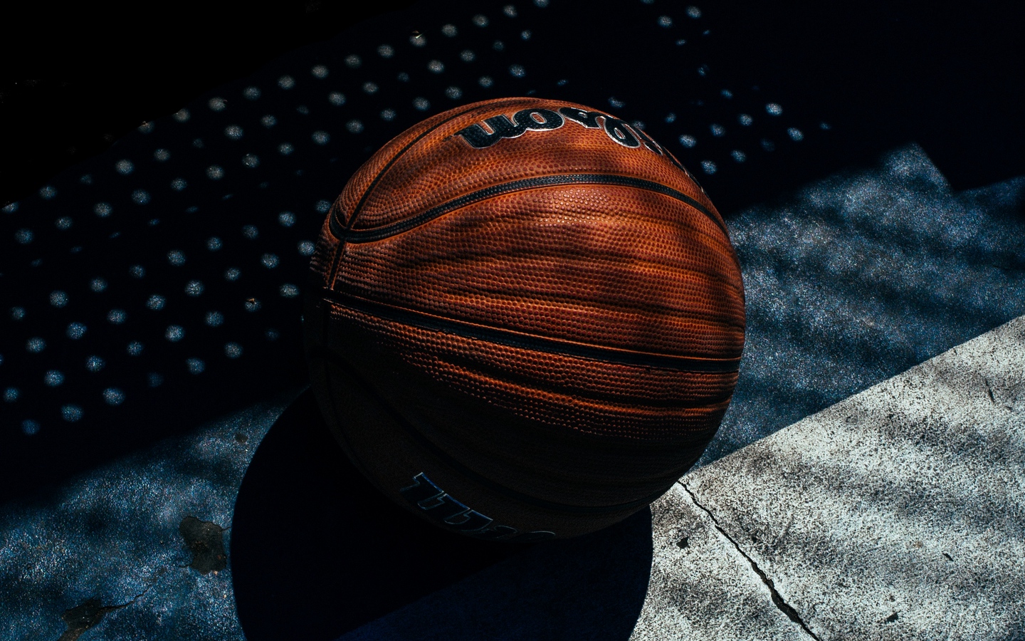 室内阳光洒下来篮球特写大屏高清1440x900桌面壁纸