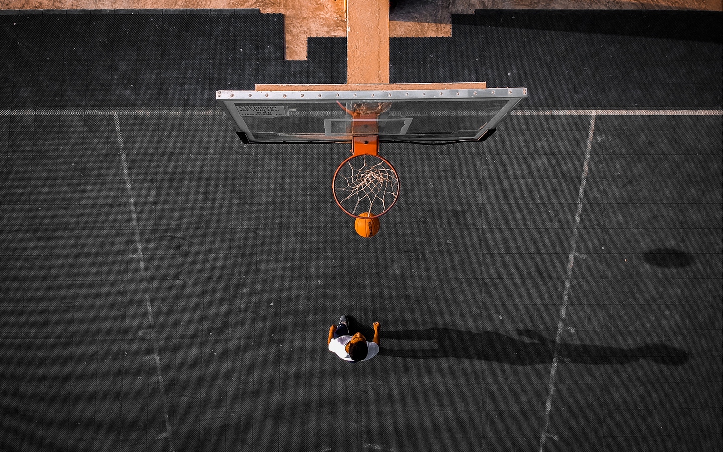 俯视投篮篮筐篮球特写大屏高清1440x900桌面壁纸